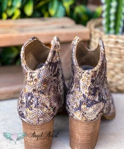 Very G What's New A Kiss Walking Booties - Gold